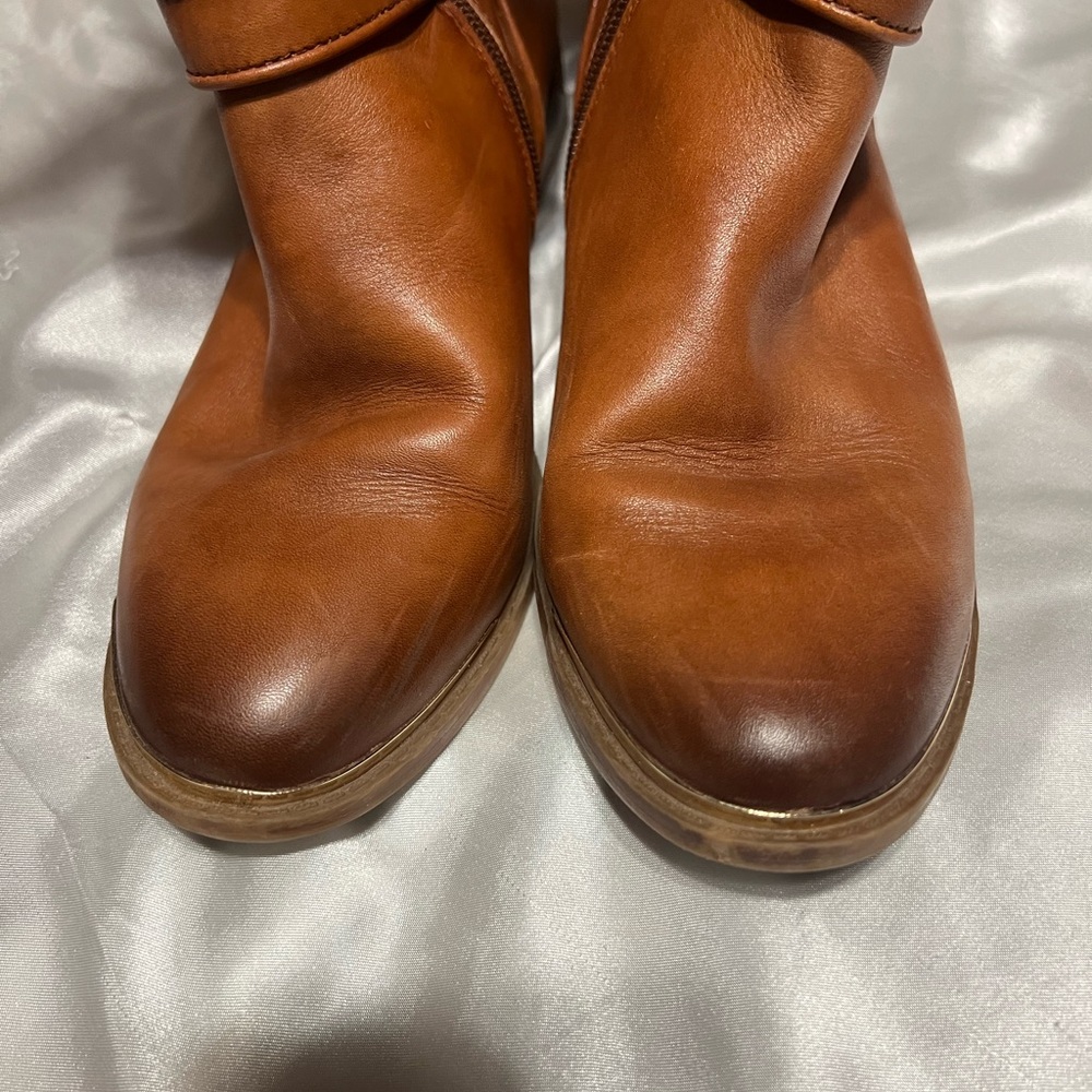 Gianni Bini Brown Heeled Boots with Rounded Toe and Polished Finish